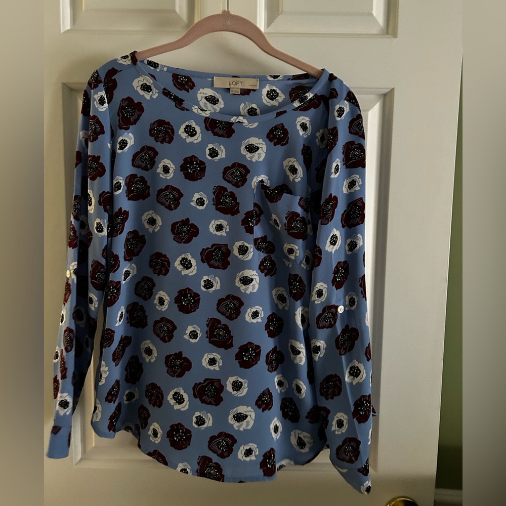 Ann Taylor LOFT Blue and White Floral Print Top Size Medium Petite Like New